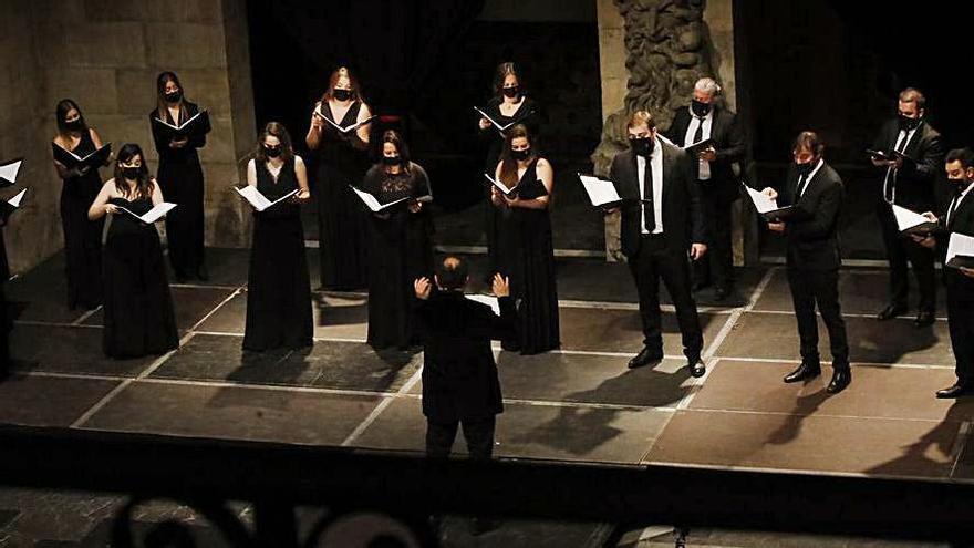 Integrantes del coro “El León de Oro”, ayer, en el Antiguo Instituto. |  Ángel González