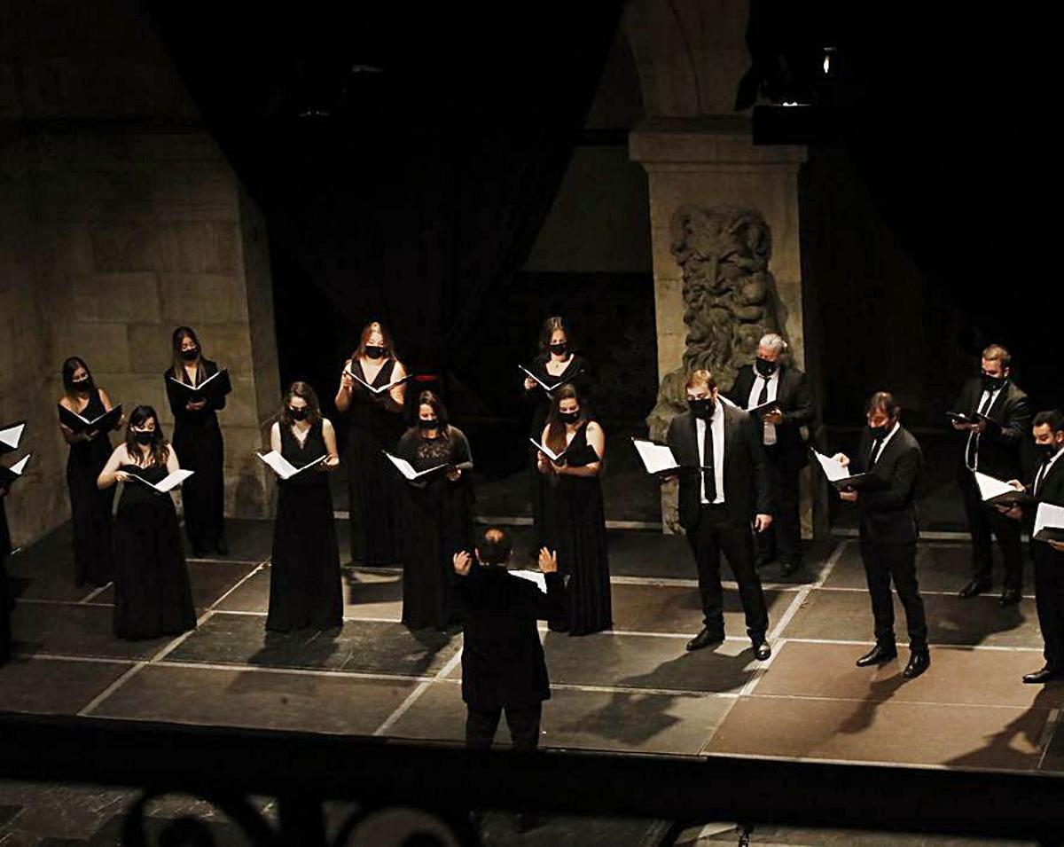 Integrantes del coro “El León de Oro”, ayer, en el Antiguo Instituto. |  Ángel González