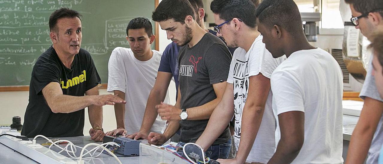 Alumnos del Instituto de FP Canastell durante un curso de Electromedicina. | PILAR CORTÉS