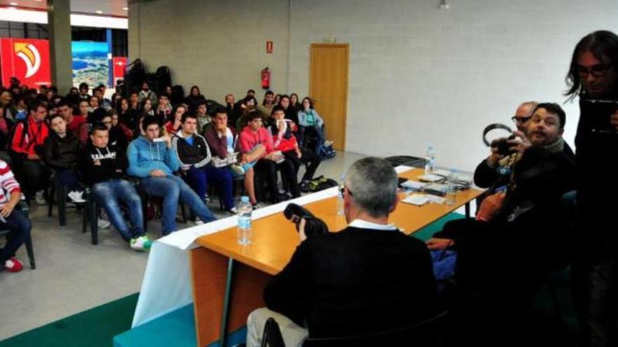 Alumnos de los institutos vilagarcianos asistieron a la conferencia ofrecida por Miqui Puig.  // Iñaki Abella