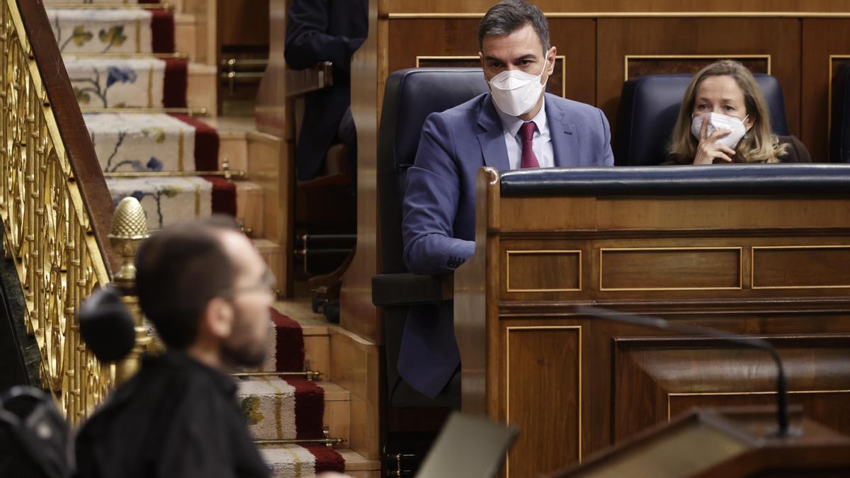 Pedro Sánchez y Nadia Calviño observan a Pablo Echenique en el Congreso de los Diputados.