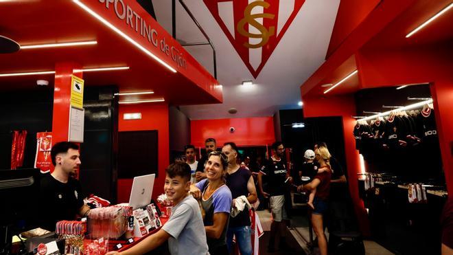 La nueva camiseta del Sporting desata la ilusión con colas desde su primer día a la venta