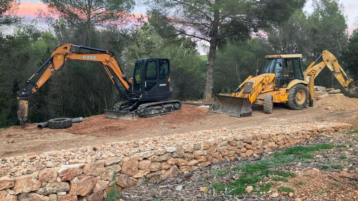 Maquinaria para realizar trabajos incluso en terrenos complicados. | FOTOS: EXCAVACIONES A SÁEZ