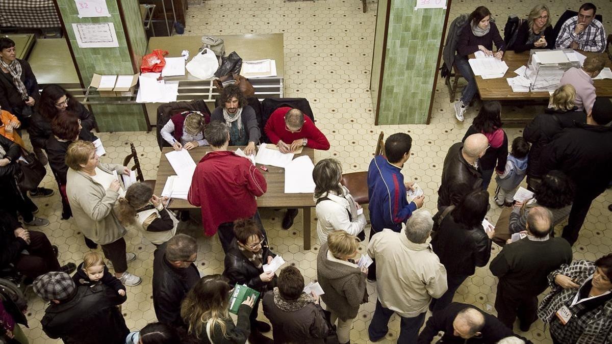 Ambiente electoral durante las elecciones autonómicas del 2012, en el barrio barcelonés de Sant Martí.