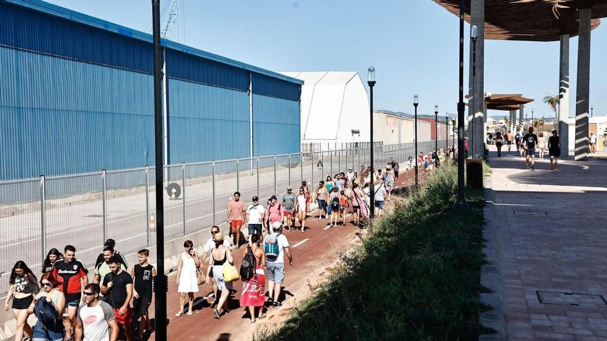 Zona de integración puerto-ciudad con un reguero de gente que se dirige a las cucañas de las fiestas del Port de Sagunt.