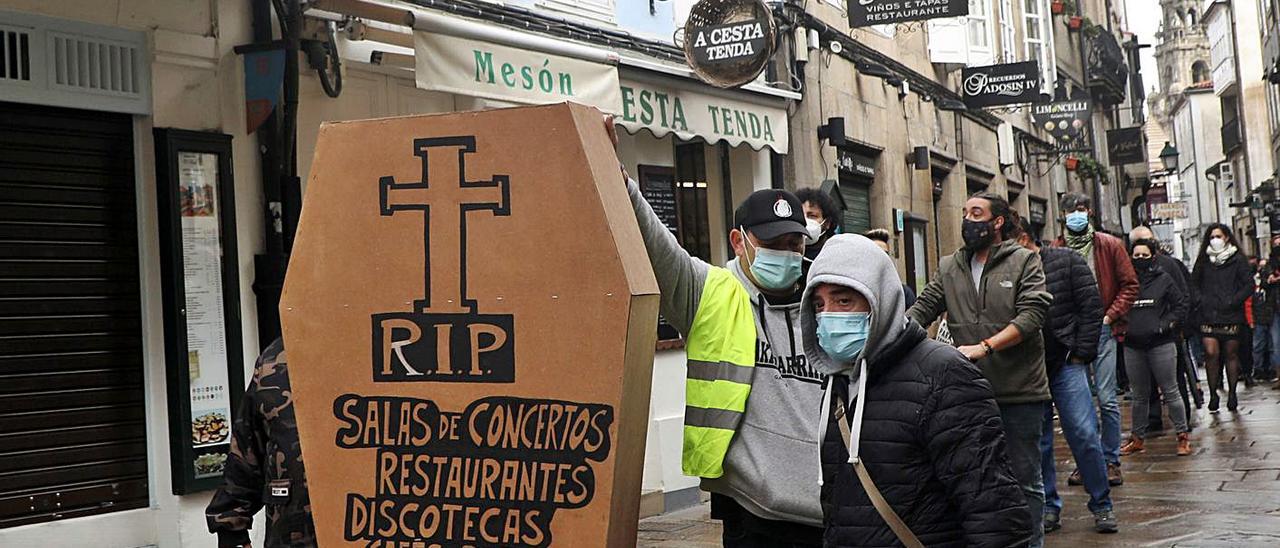 Protesta del sector de restauración y ocio por las limitaciones de actividad en Santiago