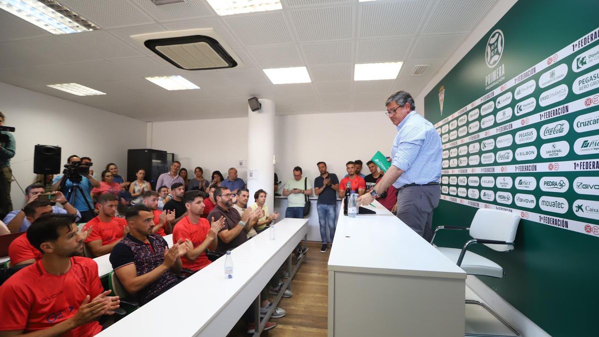 Javier González Calvo durante la rueda de prensa en el que hizo el anuncio