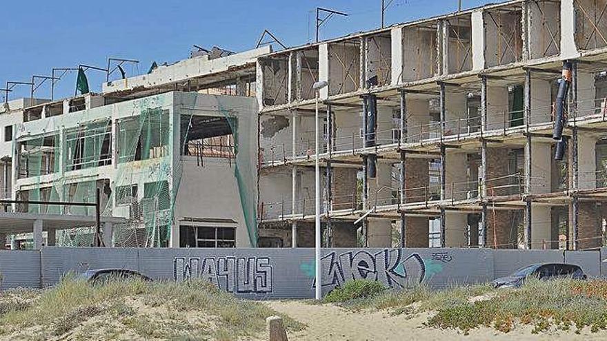 La estructura del hotel de Arenales, en primera línea.