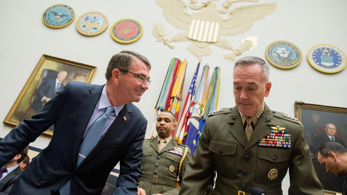 El secretario de Defensa, Ash Carter (izquierda) y el jefe del Estado mayor, general Joseph Dunford, antes de testificar en el comité sobre la estrategia de EEUU en Siria e Irak, el martes en Washington.