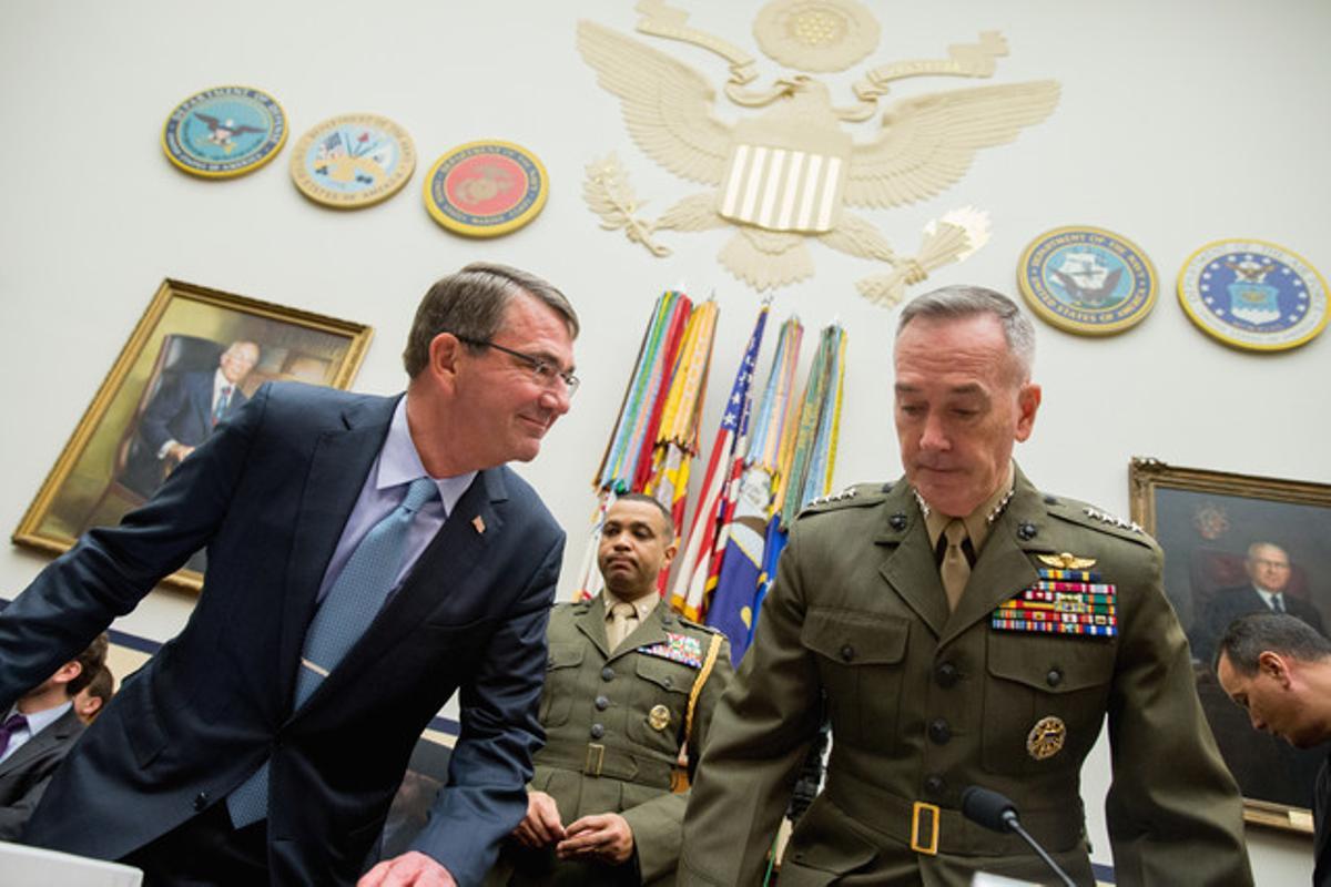El secretari de Defensa, Ash Carter (esquerra), i el cap de l’Estat major, general Joseph Dunford, abans de testificar en el comitè sobre l’estratègia dels EUA a Síria i l’Iraq, dimarts a Washington.