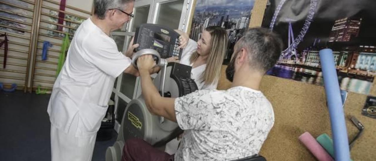 Los ejercicios se llevan a cabo, con seguimiento profesional, en el gimnasio del Hospital General de Alicante.