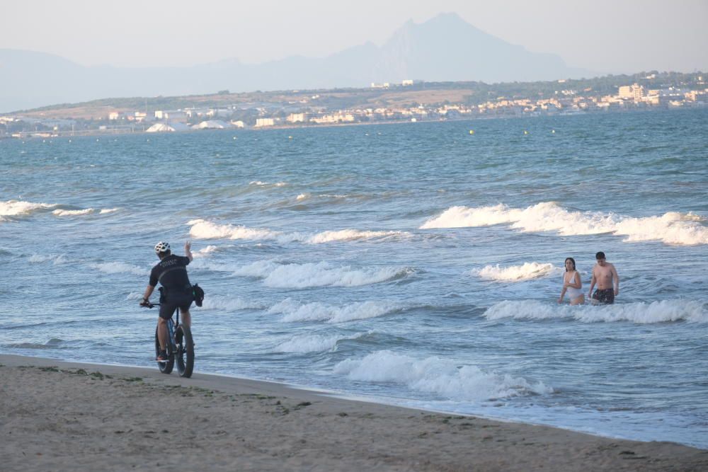 Los agentes ha desalojado las playas de Elche en la Noche de San Juan.