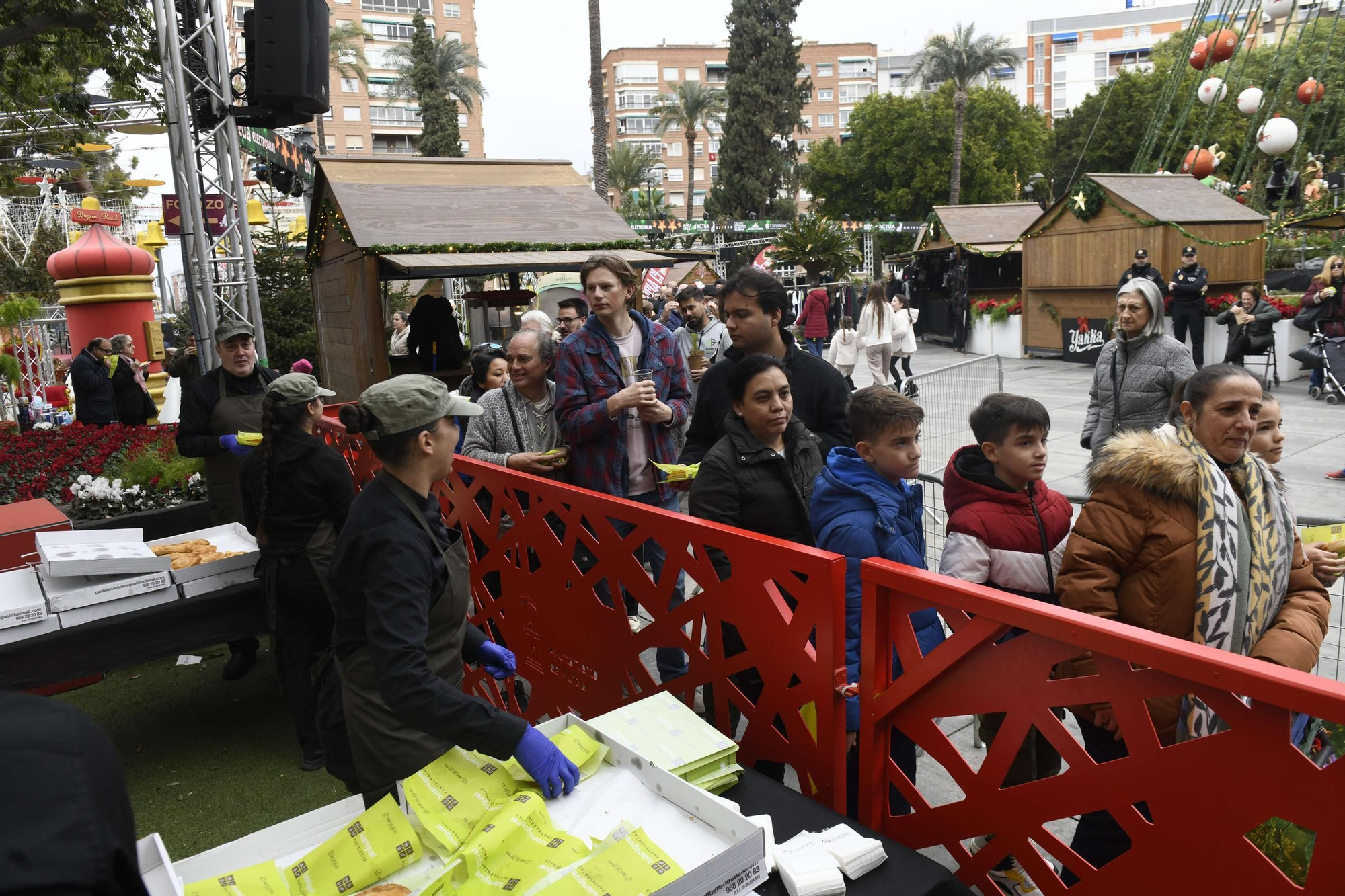 Reparto de pasteles de carne y marineras en la Plaza Circular de Murcia