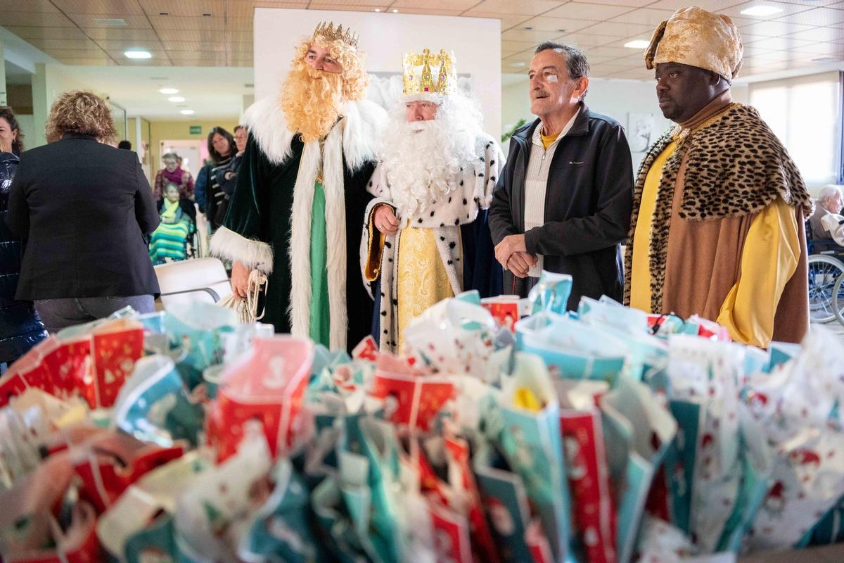 Los Reyes Magos visitan a los mayores de la capital extremeña.