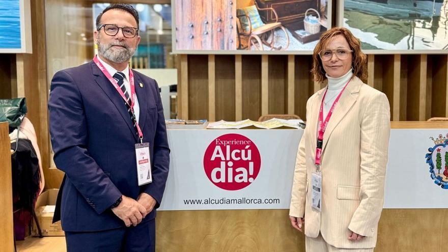 El concejal Juan Mateu Gual y la alcaldesa Fina Linares en una imagen captada en Fitur. | DM