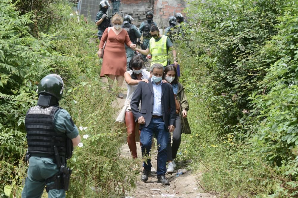 Medio centenar de agentes de la Guardia Civil acudieron este miércoles al poblado en el marco del operativo. // Rafa Vázquez