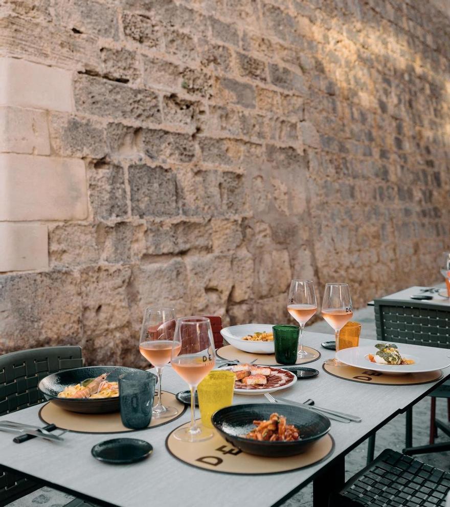 Il Dek Bistrot y Adiós: descubre los mejores restaurantes italianos en la Plaza del Mercat Vell de Ibiza