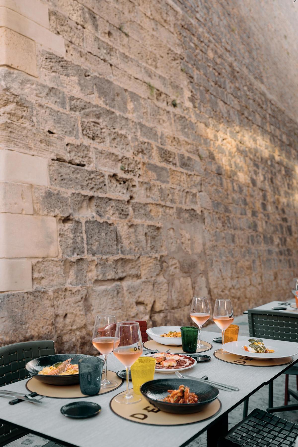 Il Dek Italian Bistrot está a los pies de la muralla, en la ciudad de Ibiza.