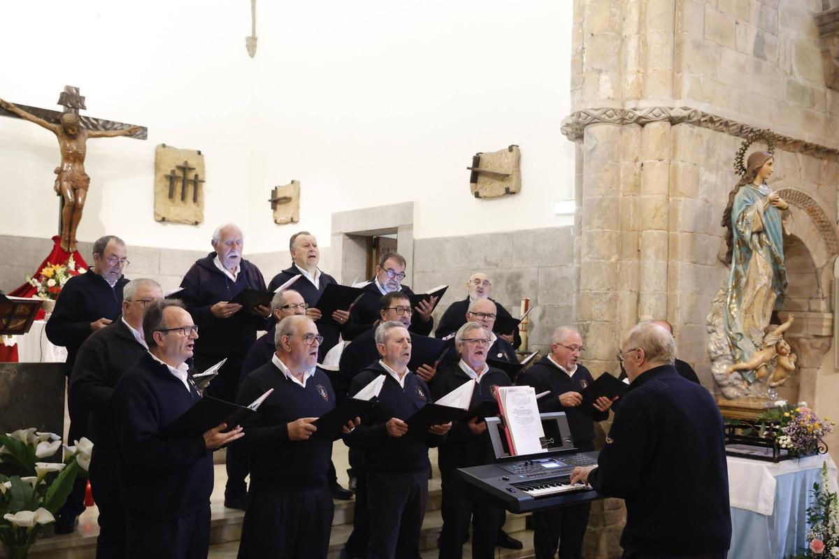 La procesión del Cristo de la Abadía de Cenero, en imágenes