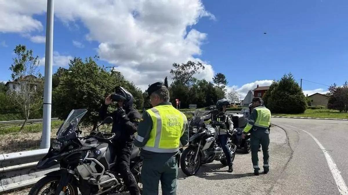 Golpe de calor en la moto: prohibido con 200 euros refrescar el pie y la cara mientras se conduce