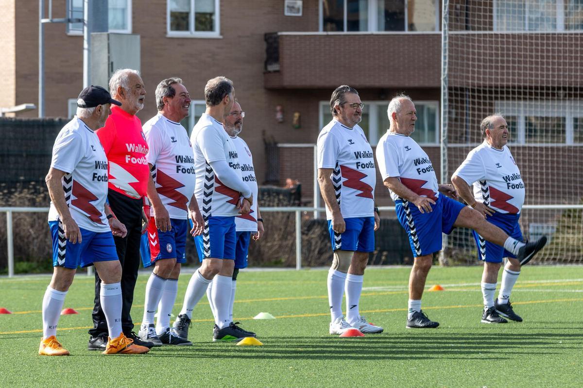 Los jugadores de 'walking football' del Rayo Majadahonda durante uno de sus entrenamientos.