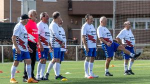 Los jugadores de walking football del Rayo Majadahonda durante uno de sus entrenamientos.