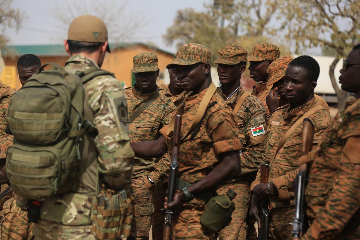 Archivo - Un grupo de soldados del Ejército de Burkina Faso