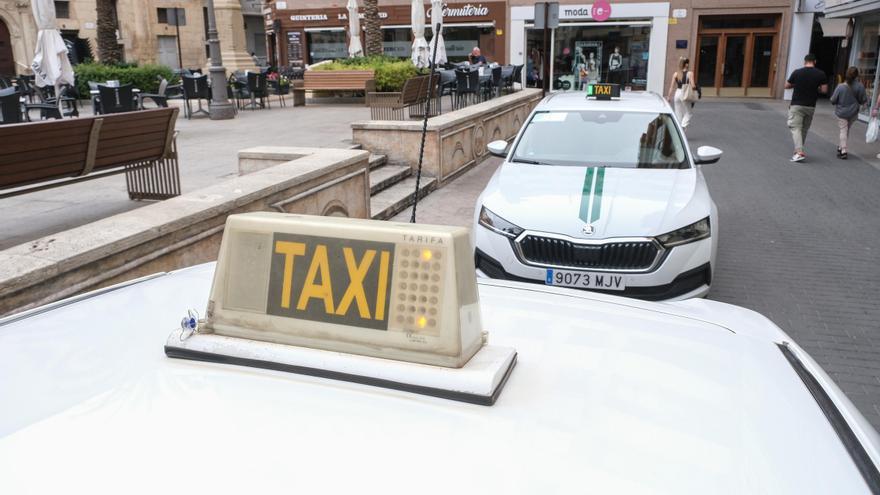 Movilidad rebate a los taxistas de Elche y dice que las 24 nuevas licencias sí estarán activas este verano