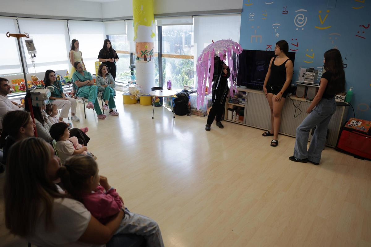 Alumnos del colegio Sant Josep Obrer representan un cuentro a los niños hospitalizados de Son Llàtzer