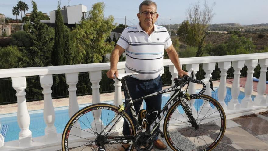 Ismael Calatayud,con una bicicleta