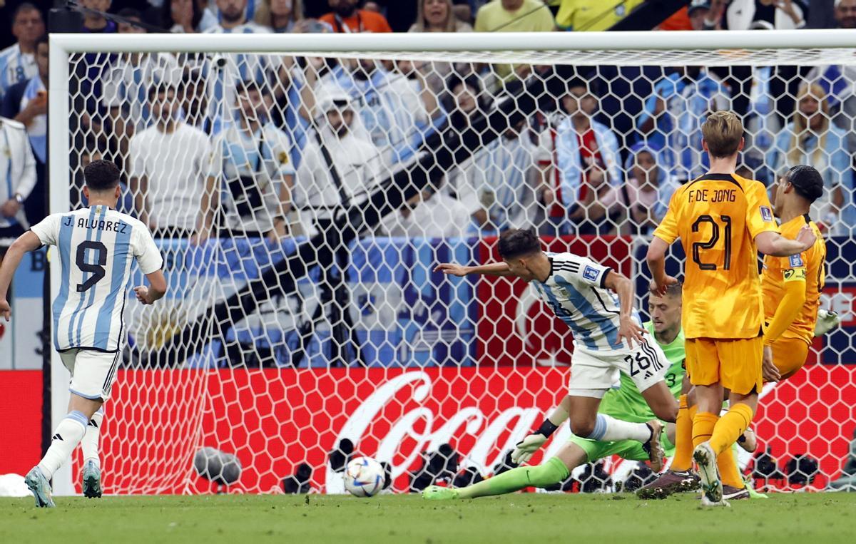 Lusail (Qatar), 09/12/2022.- Nahuel Molina (CR) of Argentina scores the 1-0 during the FIFA World Cup 2022 quarter final soccer match between the Netherlands and Argentina at Lusail Stadium in Lusail, Qatar, 09 December 2022. (Mundial de Fútbol, Países Bajos; Holanda, Estados Unidos, Catar) EFE/EPA/Rungroj Yongrit