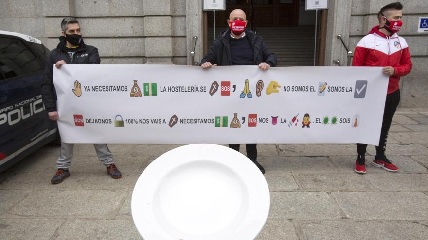 El sector hostelero de Castilla y León rompe platos en protesta por su situación frente al COVID