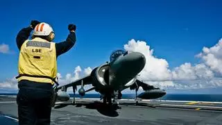 El Gobierno aprueba 2.084 millones extra de gasto militar para defender a los buques de misiles y drones