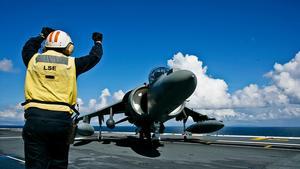 Un caza Harrier llega a la cubierta del Juan Carlos I.