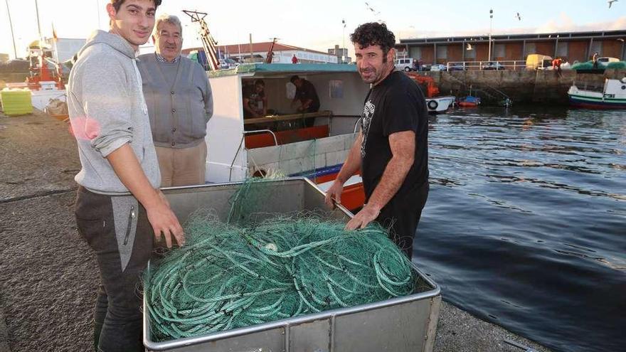 La flota de enmalle descargó ya sus miños en el puerto para introducirlos en los barcos e iniciar mañana la pesca de centollo. // Muñiz