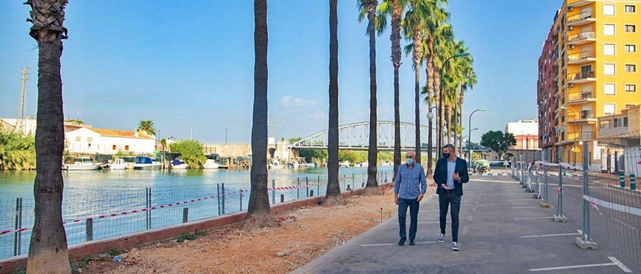 El alcalde, ayer, en la visita a las obras de la calle Germán Sapiña, junto al río. | LEVANTE-EMV