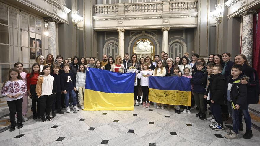 Catalá recibe en el ayuntamiento a 50 niños de origen ucraniano