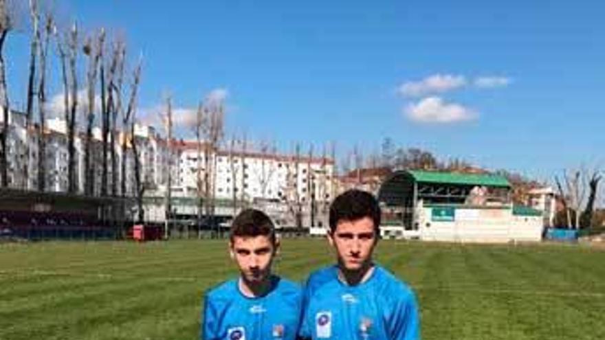 Por la izquierda, Moisés y Adrián, con la camiseta del Colunga.