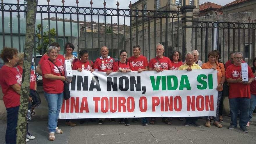 Colectivos contrarios a la mina de Touro, con las firmas que entregaron ayer en la Xunta.