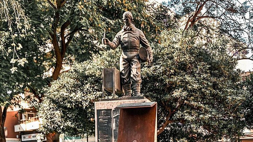 La placa colocada frente a la estatua del tirador. | A.P.