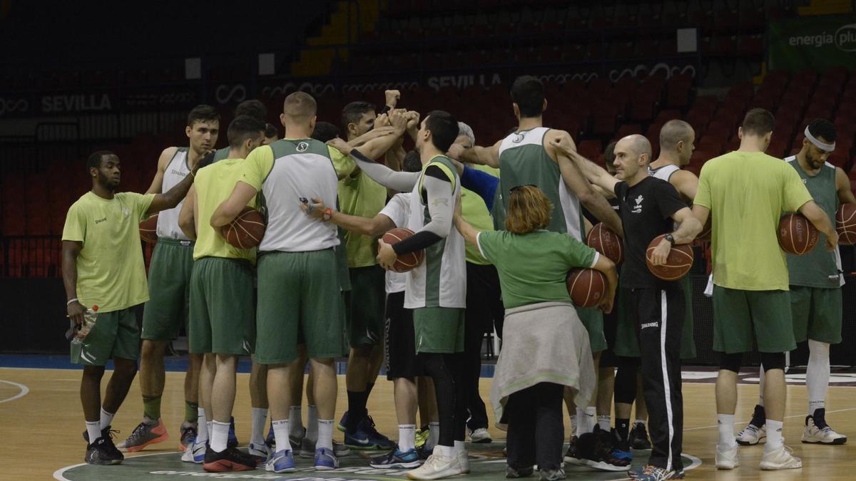 Jugadores y técnicos del Betis hacen una piña al acabar el entrenamiento en San Pablo previo al viaje a Málaga. / Manuel Gómez