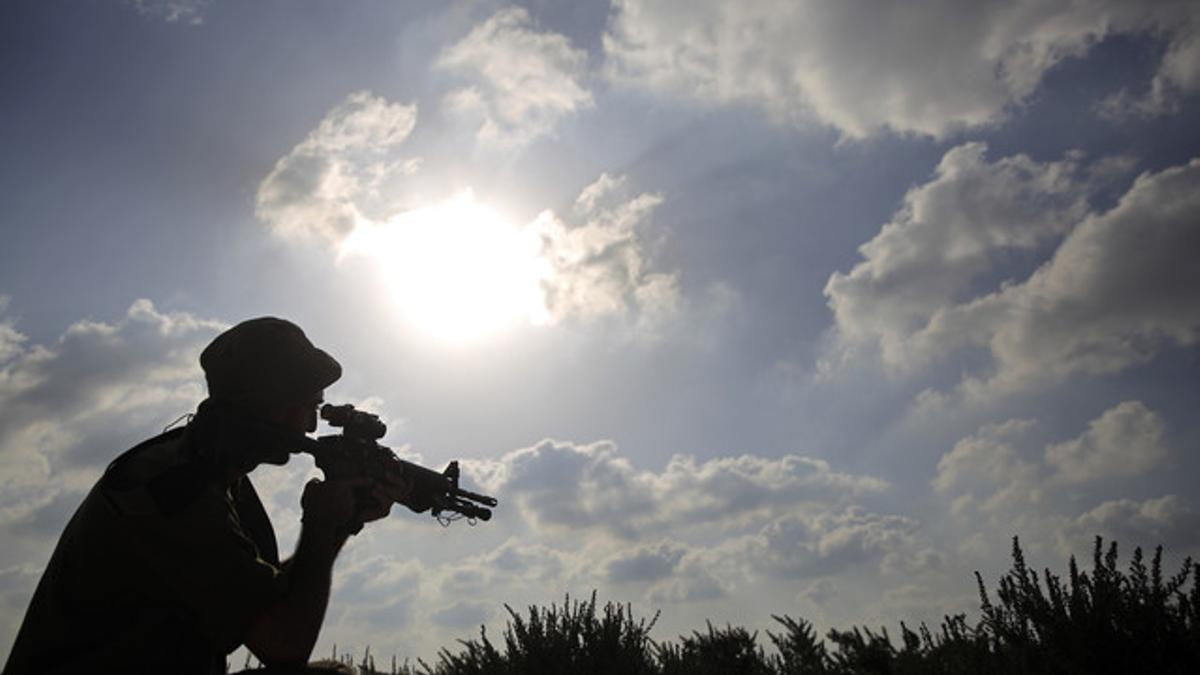 Un soldado israelí vigila la frontera con Gaza.