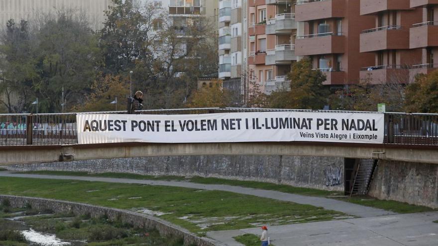 La pancarta situada al pont, que és una prolongació del carrer Bisbe Lorenzana. | ANIOL RESCLOSA