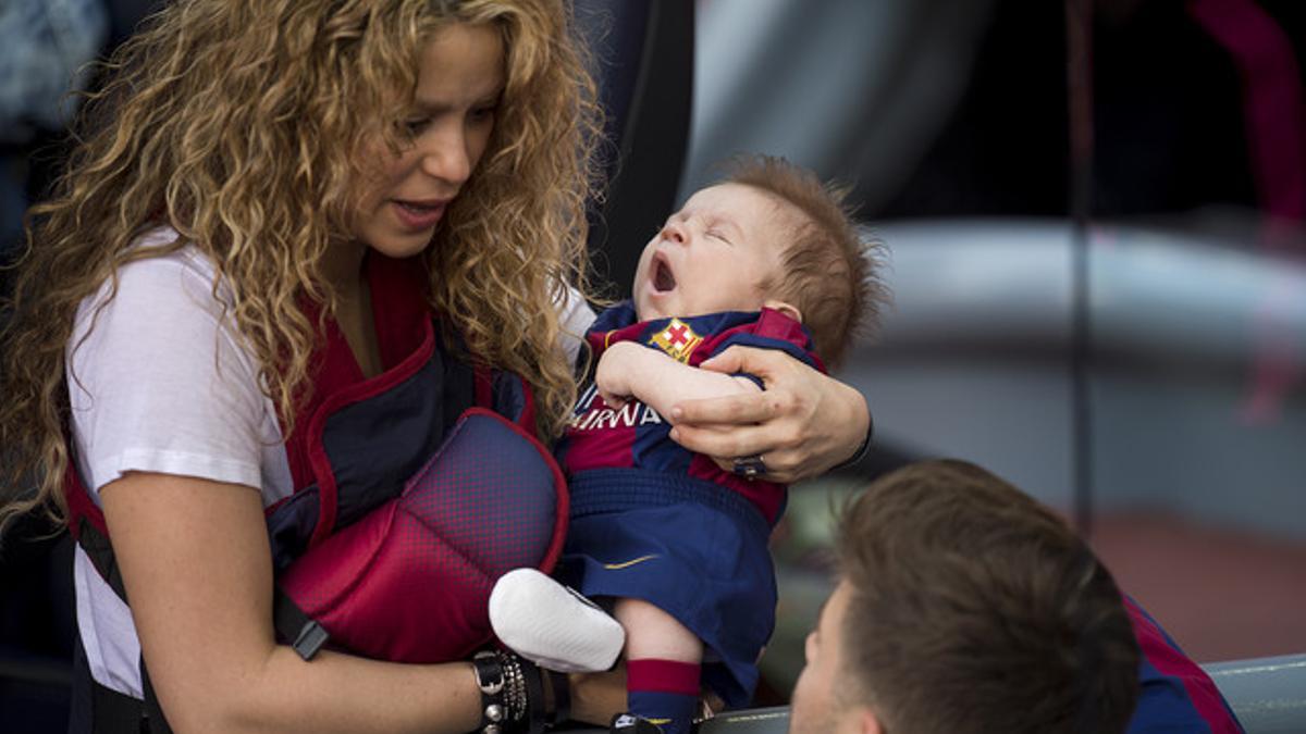Shakira, Sasha y Piqué, en el Camp Nou.