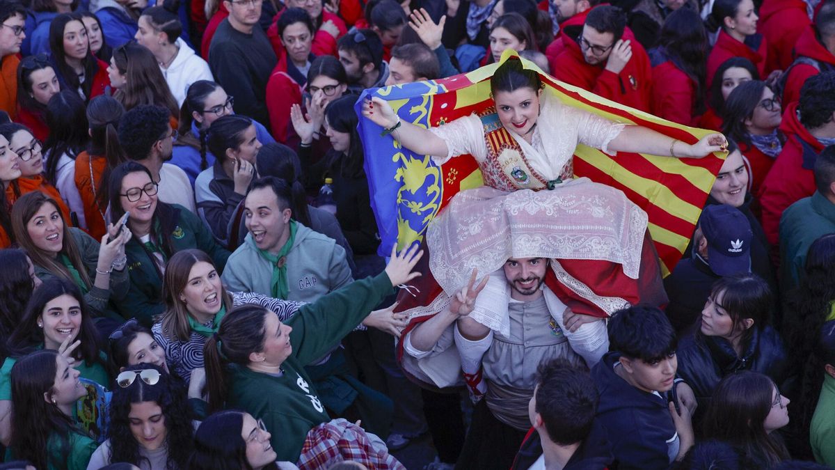 Multitud de asistentes acuden a ´La Crida´, evento en el que queda inaugurado oficialmente el periodo de festejos falleros del año.