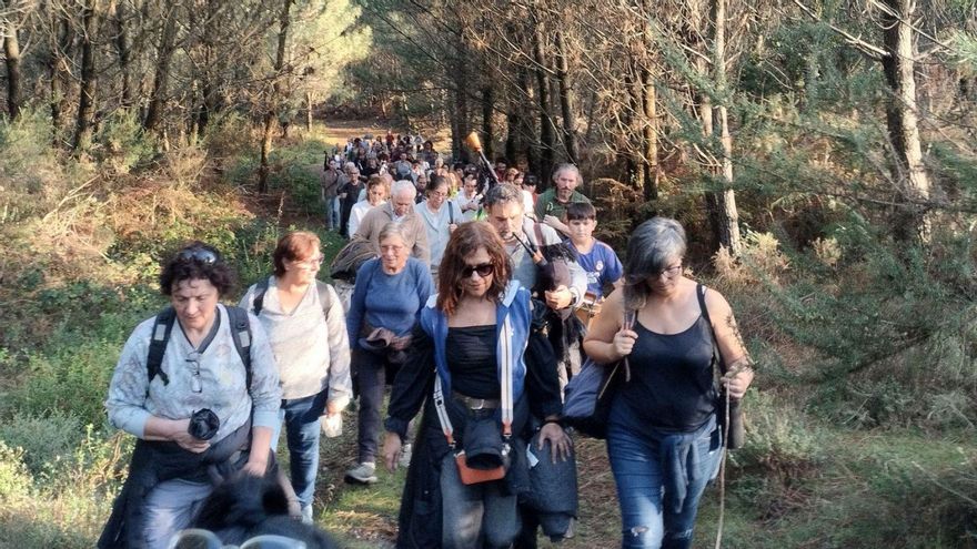 Participantes en la ruta artística «Os sentires do monte», en Couso.