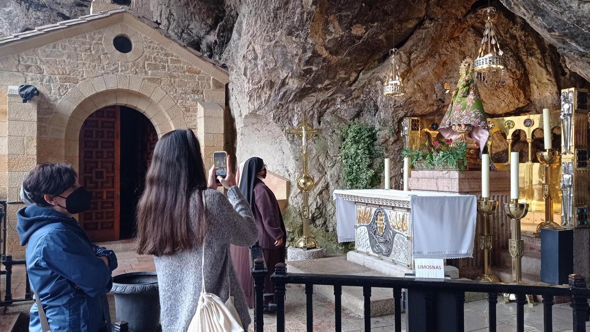 Las monjas Aretuza Capelari y Fabiola Pereira junto a las fieles Begoña Camino y Andrea García, ayer, en la Santa Cueva.