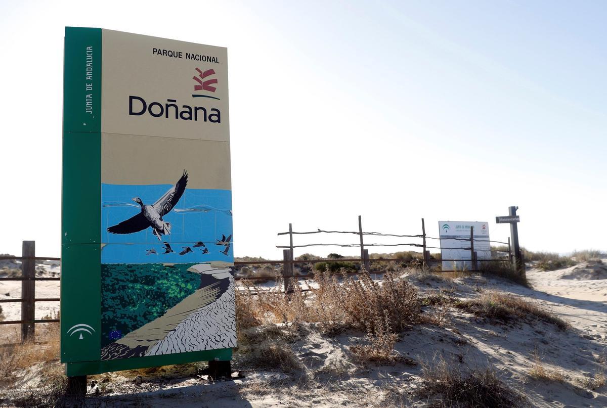 Cartel en la playa del parque nacional de Doñana Matalacañas, en Huelva.
