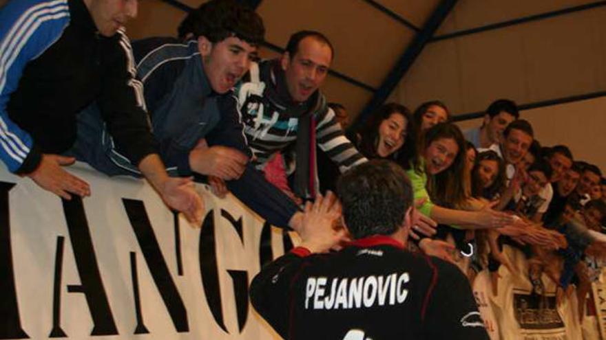 Pejanovic celebra la victoria con los aficionados.