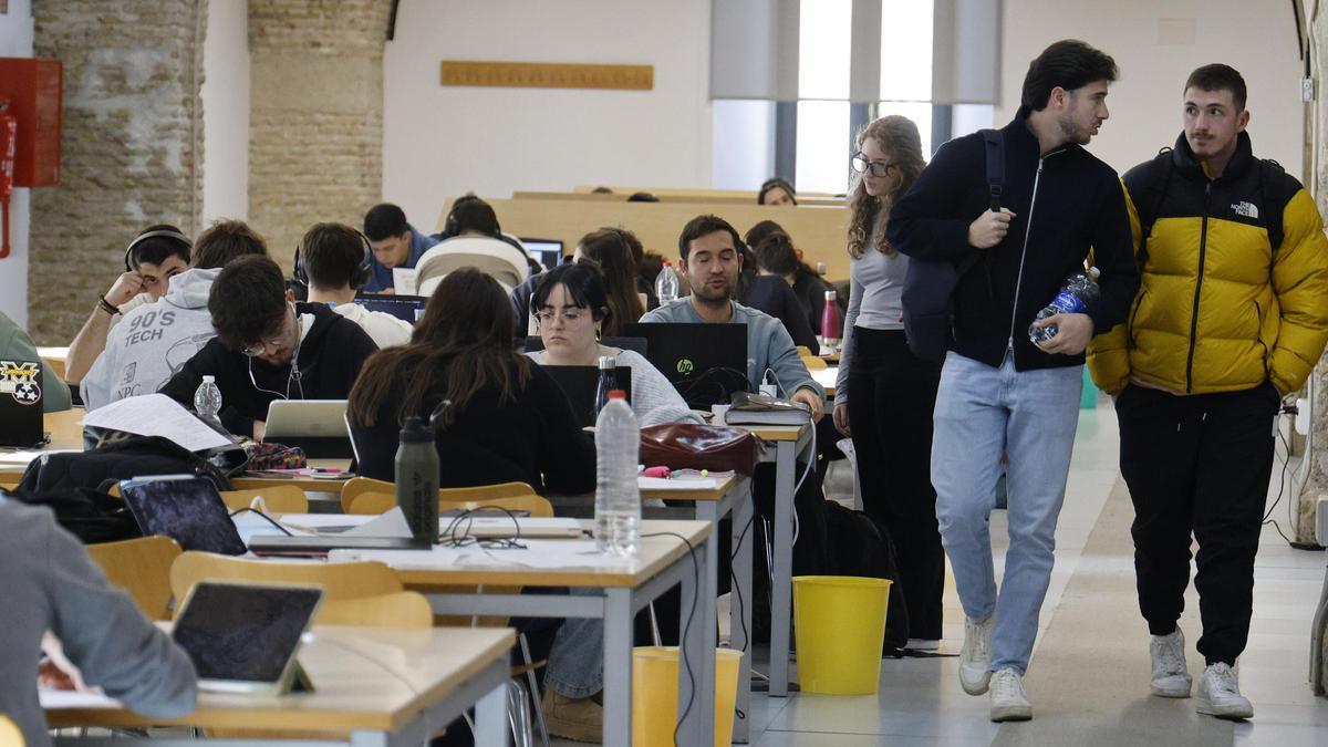 Alumnos de la UPCT este viernes en la Biblioteca del Campus de la Muralla del Mar.